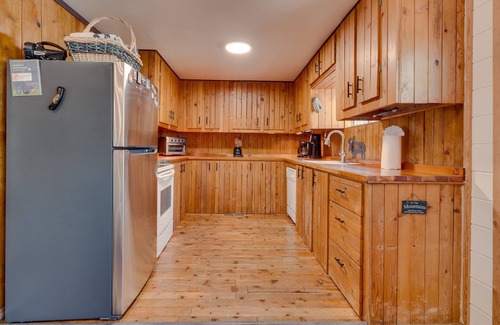 Tahoma Cabin | Mountain Treasure: 2 BR, 2 BA Cabin/Bungalow in Tahoma, Sleeps 6