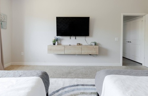 South Mountain Apartment | ★ Mountain View Apartment with Amazing Amenities ★ Private Garage