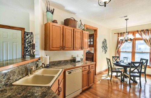 Mountain Air Condo | Mountain-View Blue Ridge Condo: 36 Mi to Asheville