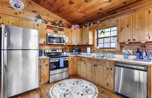 Ellijay House | Mountain view cabin near Ellijay w/hot tub!