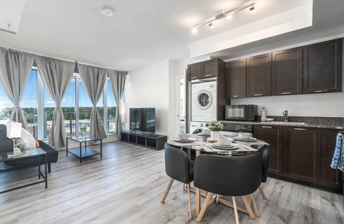 Brentwood Condo | mountain view Condo by UofC/LRT/free parking/gym/easy access to Banff