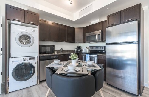 Brentwood Condo | mountain view Condo by UofC/LRT/free parking/gym/easy access to Banff