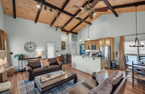 Beech Mountain Ski Chalet | Mountain View! Hot Tub! King Beds! Club Access! Pet friendly