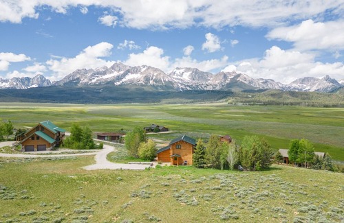 Stanley Cabin | Mountain View Home - Spectacular Sawtooth Mountain Views