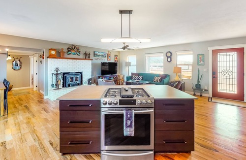 Fort Valley House | Mountain-view home with firepit, large dog-friendly yard, full kitchen & grill