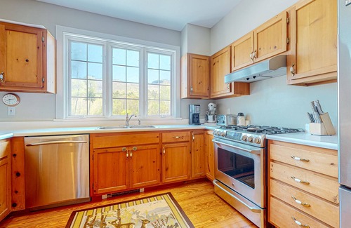 Dorset House | Mountain view home with large yard, lovely deck, pool table & fireplace