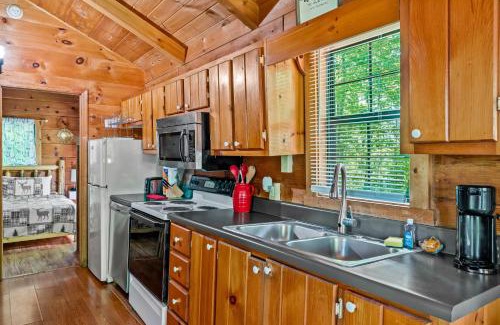 Gatlinburg - Pigeon Forge House | Mountain View, Hot Tub, King Bed, WiFi, Fire Place