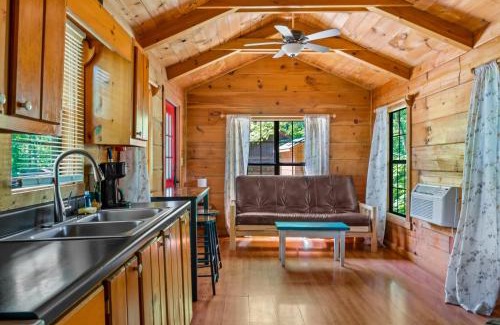 Gatlinburg - Pigeon Forge House | Mountain View, Hot Tub, King Bed, WiFi, Fire Place