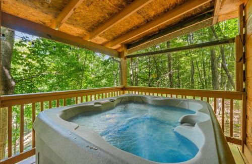 Gatlinburg - Pigeon Forge House | Mountain View, Hot Tub, King Bed, WiFi, Fire Place