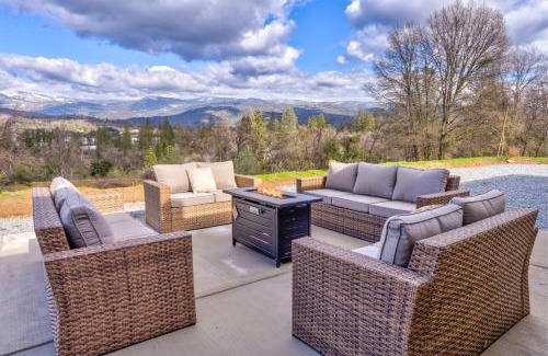 Oakhurst House | Mountain View House with hot tub, putting green, stunning views