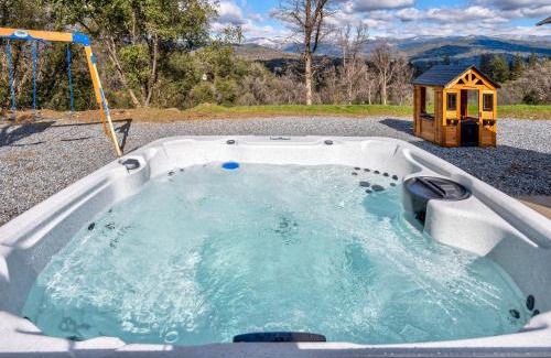 Oakhurst House | Mountain View House with hot tub, putting green, stunning views
