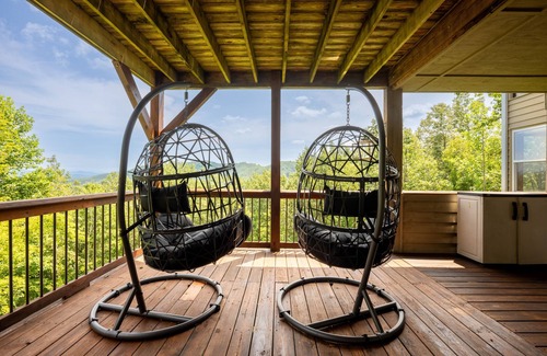 Murphy Cabin | Mountain View/Jacuzzi/Fire pit/Close to Downtown. Pet Friendly!