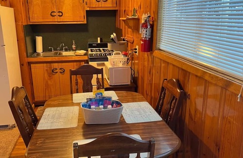 Red River Apartment | Mountain View Lodge Kitchenette Suite - Room 9