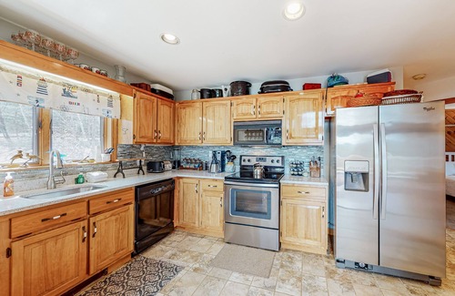 Cavendish House | Mountain-view lodge with deck, fireplace, pool table, W/D & fast WiFi