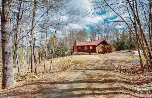 Cavendish House | Mountain-view lodge with deck, fireplace, pool table, W/D & fast WiFi