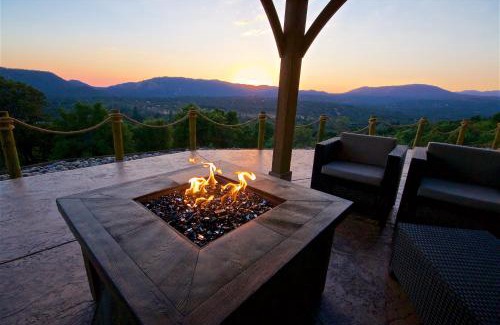 Oakhurst House | Mountain View Playhouse Near Yosemite & Bass Lake