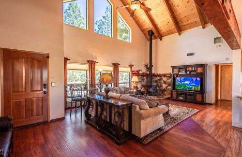 Oakhurst House | Mountain View Playhouse Near Yosemite & Bass Lake