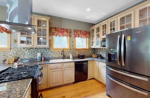 Mountainside House | Mountain view retreat with a hot tub, grill, & firepit - shared athletic courts