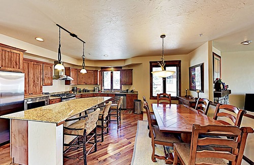 Bear Crossing House | Mountain View Townhome with Private Hot Tub, 2 Gas Fireplaces - Near Skiing