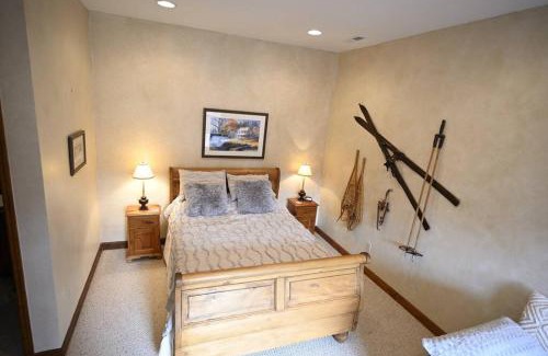 Whittier House | Mountain View Tree House w/country club amenities