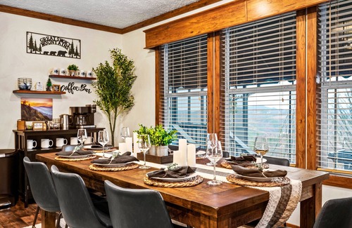 Gatlinburg Ski Chalet | Mountain Views/Game Room/Theatre Room/Jacuzzi/Fire Pit/10mins to downtown Gburg
