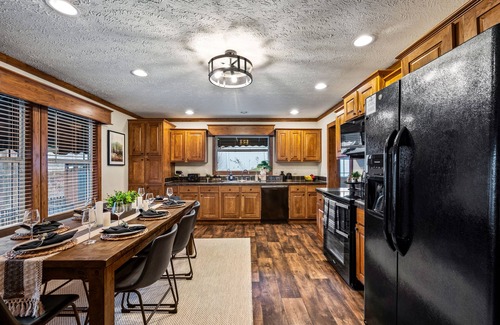 Gatlinburg Ski Chalet | Mountain Views/Game Room/Theatre Room/Jacuzzi/Fire Pit/10mins to downtown Gburg