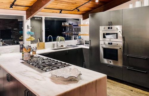 Weston House | Mountain views, Midcentury Modern with hottub, fireplaces, on 10 acres.
