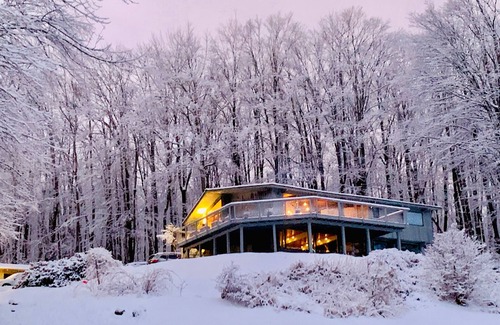 Weston House | Mountain views, Midcentury Modern with hottub, fireplaces, on 10 acres.