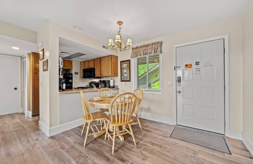 Gatlinburg - Pigeon Forge Apartment | Mountain Views Sleeps 6 Heated Pool Hot Tub