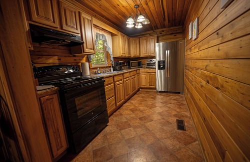 Summerlee Cabin | Mountaineer Cabin 5 - 3 Bdrm with Hot Tub close to New River Gorge National Park