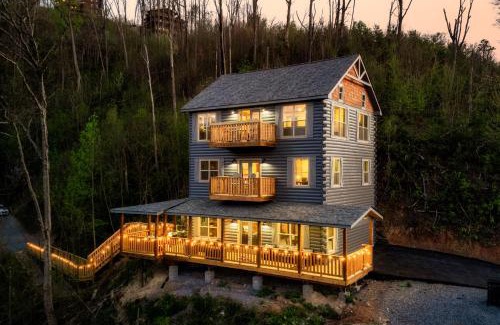 Chalet Village North Ski Chalet | Mountainscape - Brand New Cabin w Views - HotTub - FireTable - PS5 - PoolTable - 3 Pools