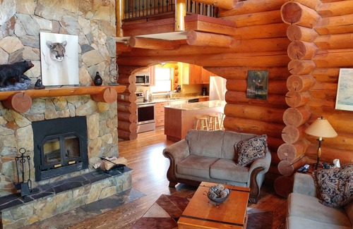 East Kootenay Ski Chalet | Mountainside Log Chalet at Fernie Alpine Resort