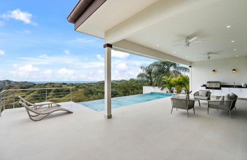 Coco House | Mountaintop 4-Bedroom with Pool Huge Views