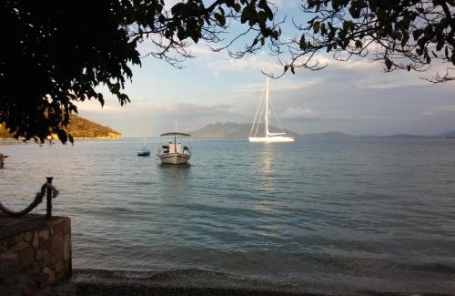 Melissopetra Bed & Breakfast | Mouria Pension Rooms & Studios