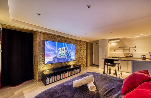 Griffon - Royale Apartment | Movie Room – Immersion unique et atmosphère cosy assurée