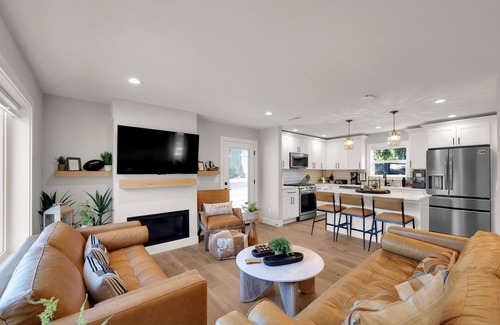 Amazon House | Moxie Nixon Campus House - Walk to UO Campus + Downtown & Parks + 3BR w/BBQ