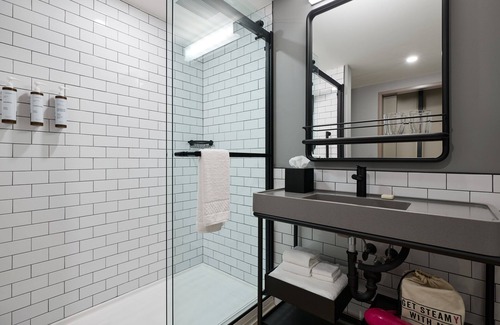 Downtown Charleston Hotel | Moxy Charleston Downtown