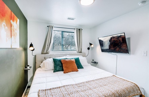 Downtown Salt Lake City Apartment | Mr. 6 Center: Entire rental unit in Salt Lake City, Utah 2 Bed 1 Bath