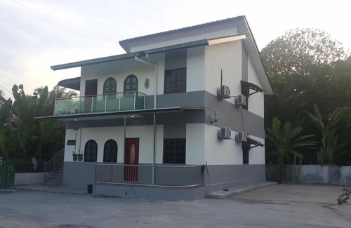 Merbau Sempak House | Mri Homestay Sg Buloh - 3 Br House (Ground Floor) with Centralised Private Pool