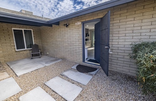 Sands West Neighborhood Apartment | Msg for 5%off King Bed Pool Yard Remodeled Guesthouse Glendalen