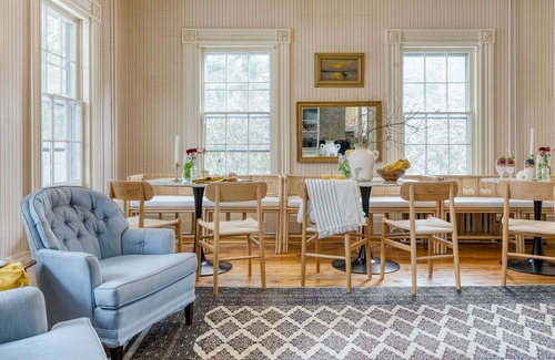 Egremont House | Mt Everett Room at Egremont Village Inn by AvantStay | Music, Bar & Farm!