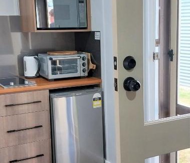 Strahan Bed & Breakfast | Mt Lyell (Back Cabin)