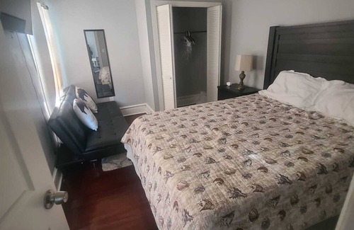 North Side Apartment | MT. Vernon 2nd floor Global Retreat Cozy 2-bedroom with AC, WiFi