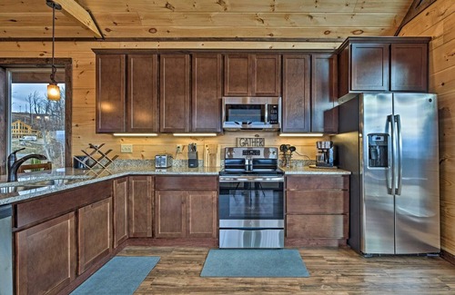 Chalet Village North Cabin | ⛰️🌲Mt View, Close to Parkway, SLPS 8, 3Bd 3Ba, Game Room! Hot Tub🌲⛰️