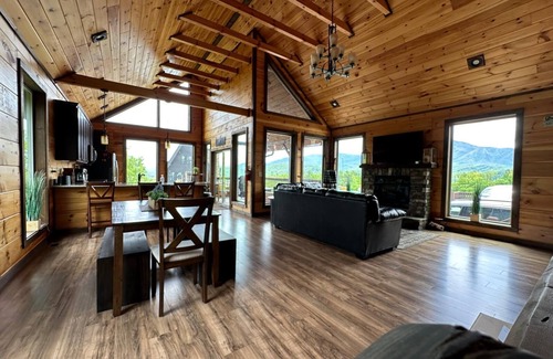 Chalet Village North Cabin | ⛰️🌲Mt View, Close to Parkway, SLPS 8, 3Bd 3Ba, Game Room! Hot Tub🌲⛰️