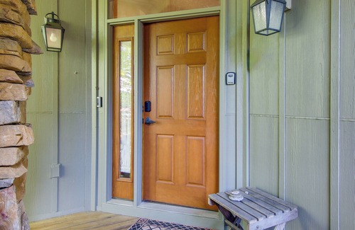 Mountain Air Apartment | Mtn-view Condo w/Screened Porch in Burnsville!
