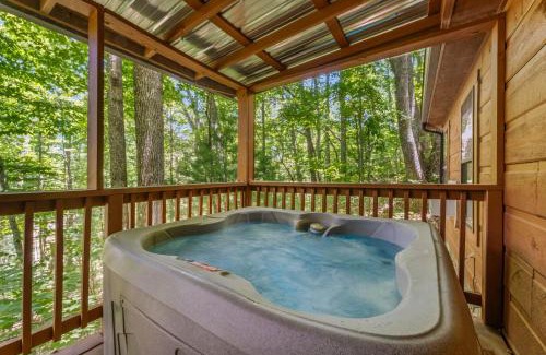 Gatlinburg - Pigeon Forge House | MTN Views, Hot Tub, WiFi, Sleeps 3