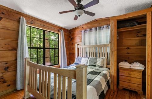 Gatlinburg - Pigeon Forge House | MTN Views, Hot Tub, WiFi, Sleeps 3