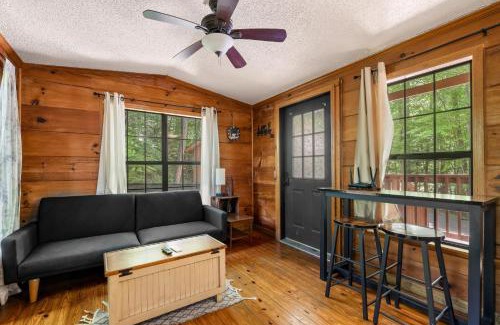 Gatlinburg - Pigeon Forge House | MTN Views, Hot Tub, WiFi, Sleeps 3