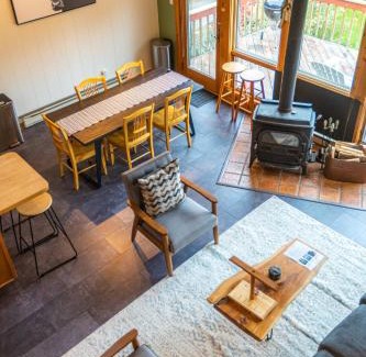 Wilmington House | MtSnow , HotTub, Pool, Air Hockey,Ping Pong, Darts